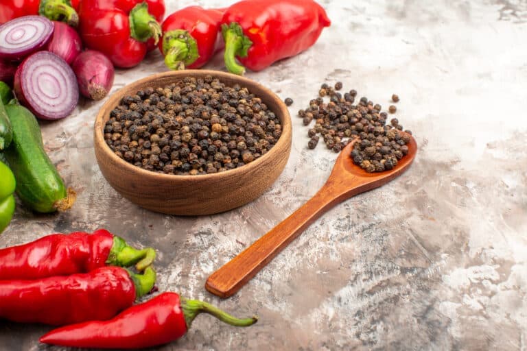 Descubra de onde vêm as especiarias de pimenta preta, pimenta-limão e chimichurri- Karpinski temperos finos.