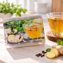 Kit Chá Detox com 7 Especiarias Karpinski — ao lado de chá servido em copo