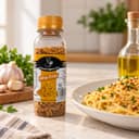 Tempero Alho Frito Karpinski 55 g — ao lado de massa com azeite