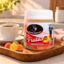 Bala de Frutas Sortidas Karpinski 120 g — com café servido em bandeja