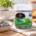 Bala de Funcho Karpinski 120 g — ao lado de mesa de café da tarde