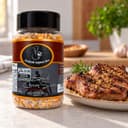 Sal Parrilla para Carnes Suínas Karpinski 500 g — ao lado de carne grelhada
