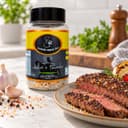 Sal Parrilla com Alho e Pimenta Karpinski 500 g — ao lado de carne grelhada