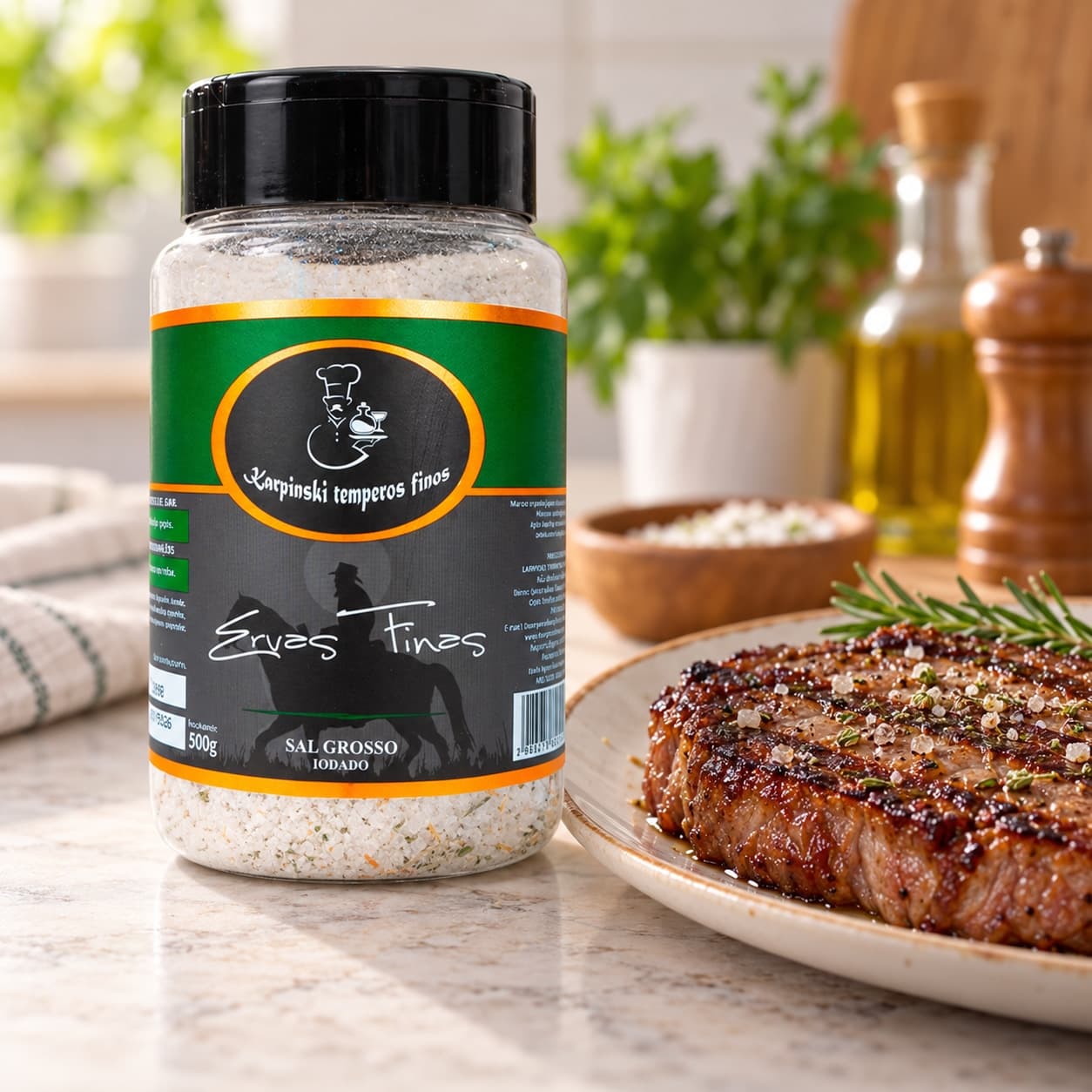 Sal Grosso com Ervas Finas Karpinski 500 g — ao lado de carne grelhada