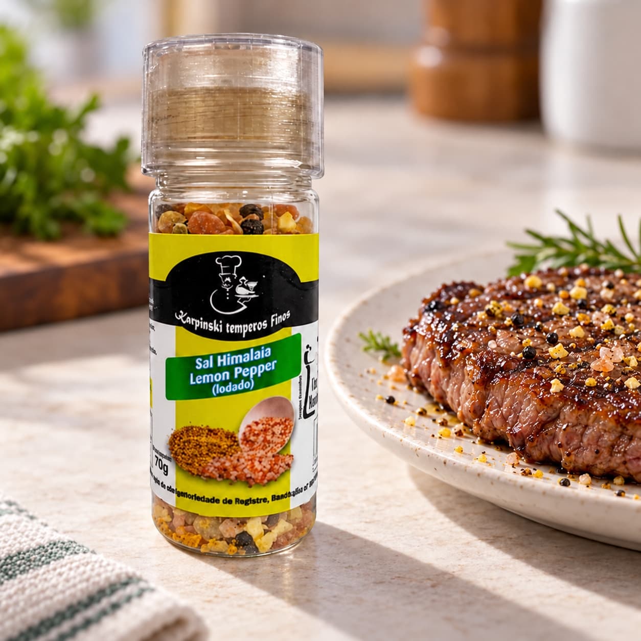 Sal do Himalaia com Lemon Pepper Moedor Karpinski 70 g — ao lado de carne grelhada