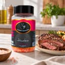 Sal Grosso Rosa do Himalaia em Pote Karpinski 500 g — ao lado de carne grelhada