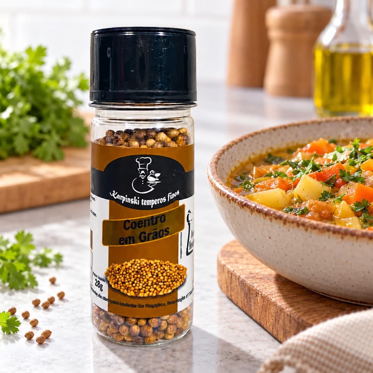 Coentro em Grãos com Moedor Karpinski 28 g — ao lado de ensopado de legumes