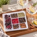 Kit Meu Gin Tônica Basic Karpinski — ao lado de bebida de tônica em bandeja