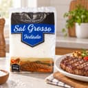 Sal Grosso Iodado em Pacote Karpinski 500 g — ao lado de carne grelhada
