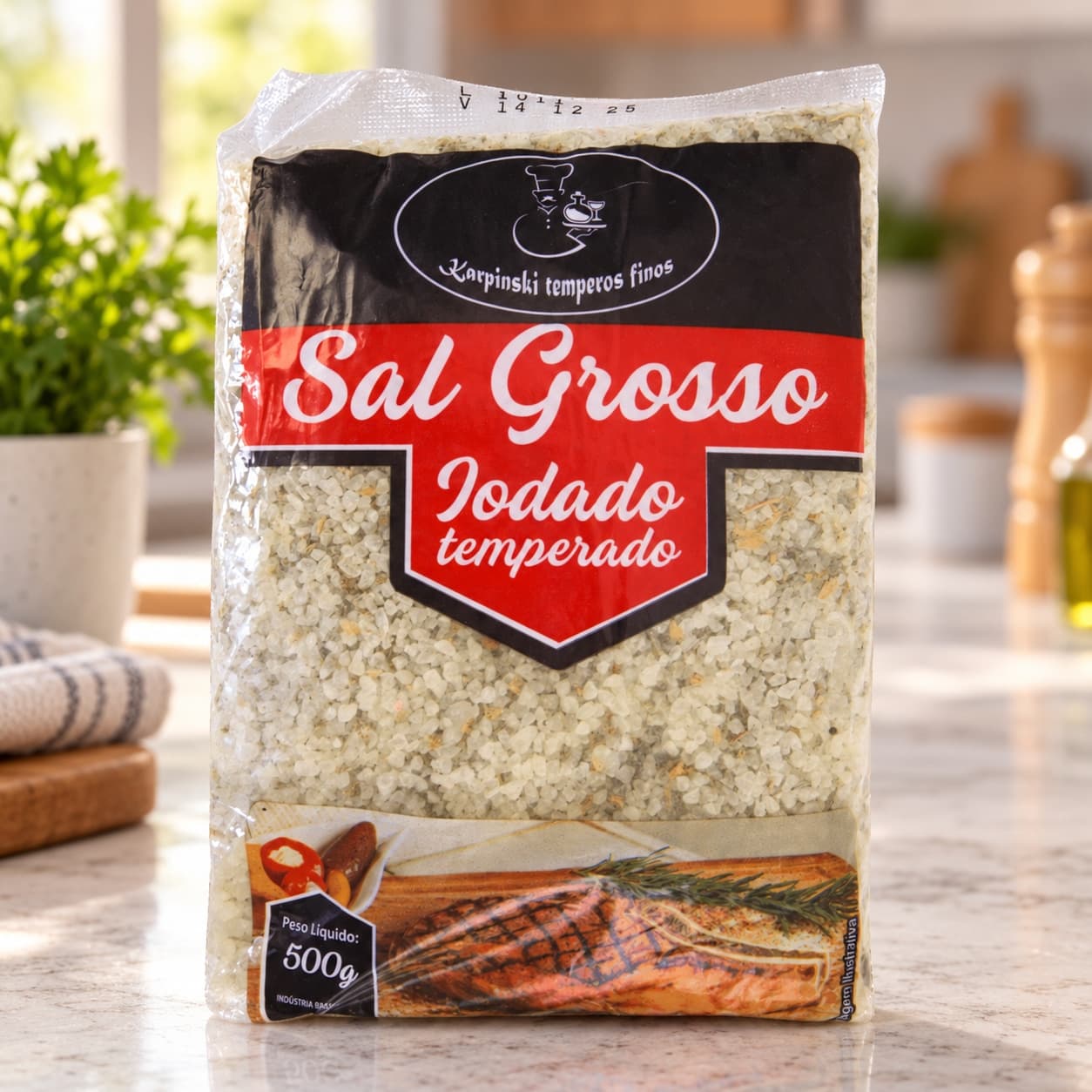 Sal Grosso Temperado em Pacote Karpinski 500 g — na bancada da cozinha