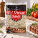 Sal Grosso Temperado em Pacote Karpinski 500 g — ao lado de carne grelhada