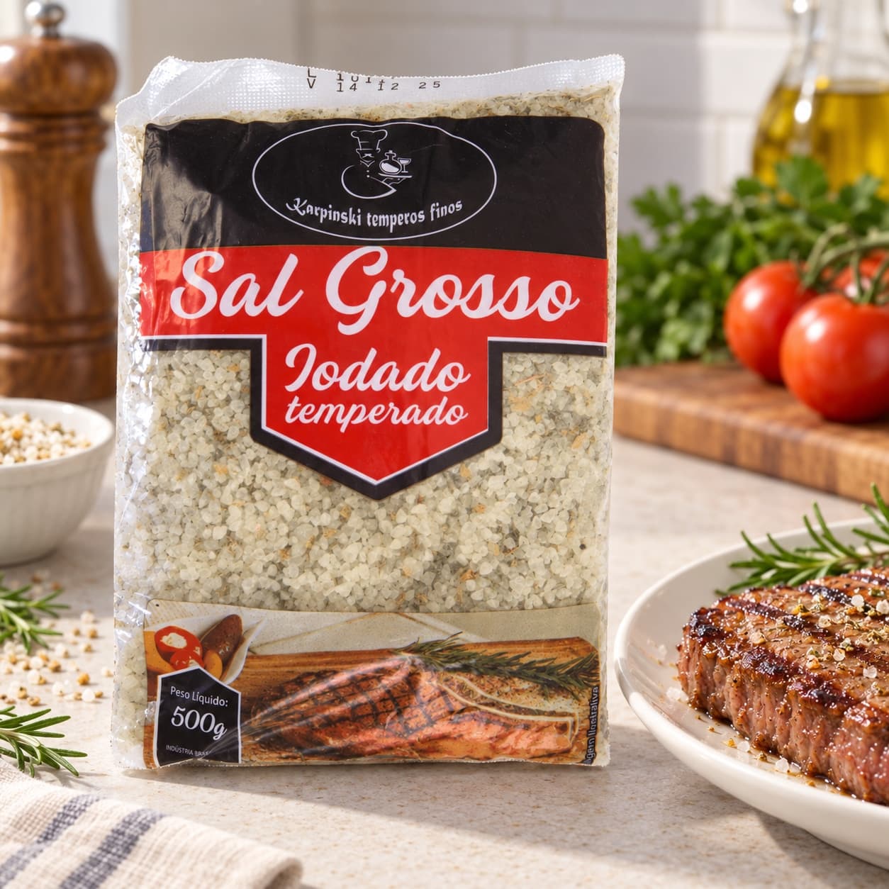 Sal Grosso Temperado em Pacote Karpinski 500 g — ao lado de carne grelhada