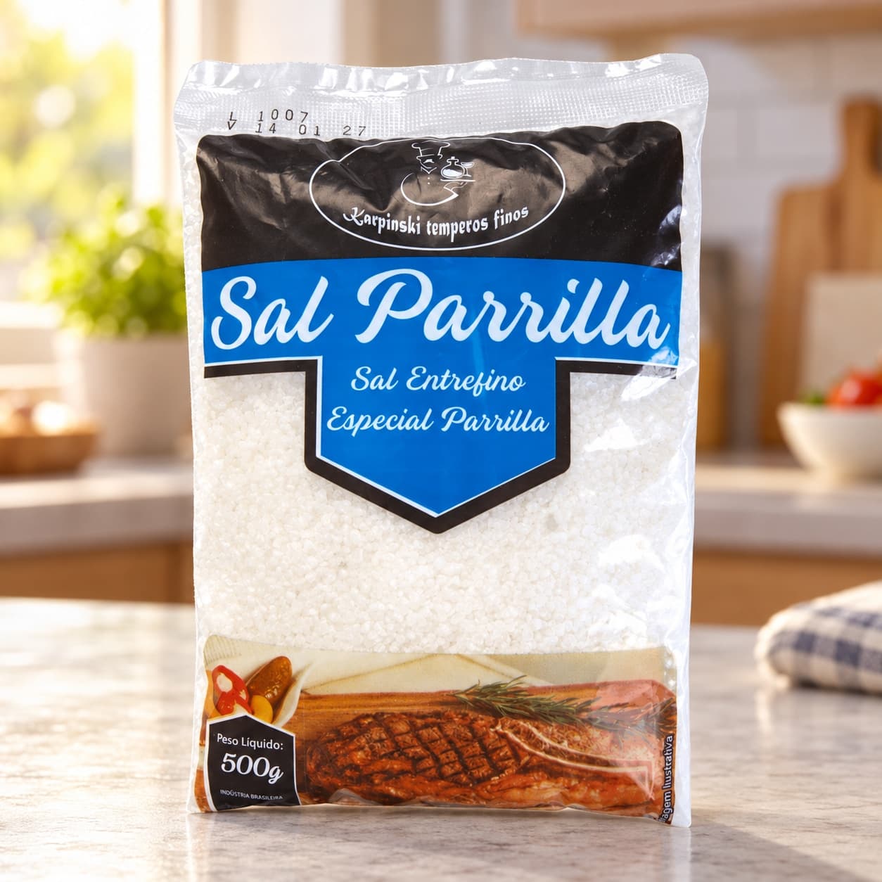 Sal Parrilla Entrefino em Pacote Karpinski 500 g — na bancada da cozinha