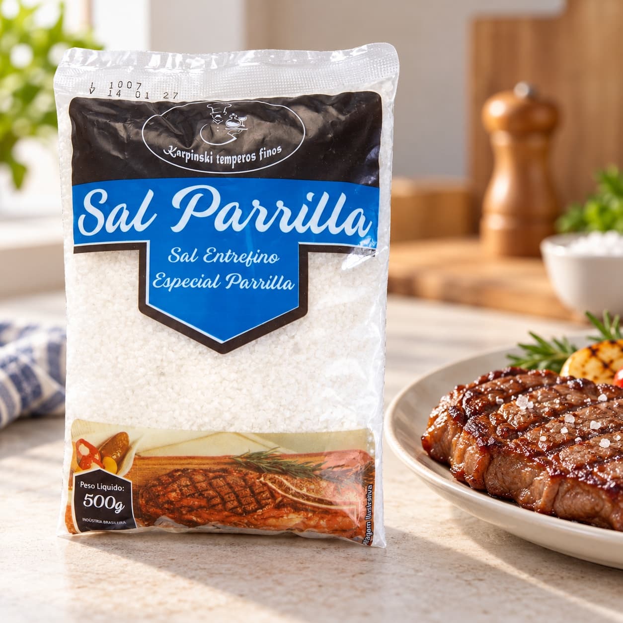 Sal Parrilla Entrefino em Pacote Karpinski 500 g — ao lado de carne grelhada