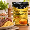 Farofa de Mandioca Tradicional Karpinski 200 g — ao lado de refeição de churrasco