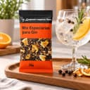Mix de Especiarias para Gin em Sachê Karpinski 20 g — ao lado de bebida de tônica em bandeja