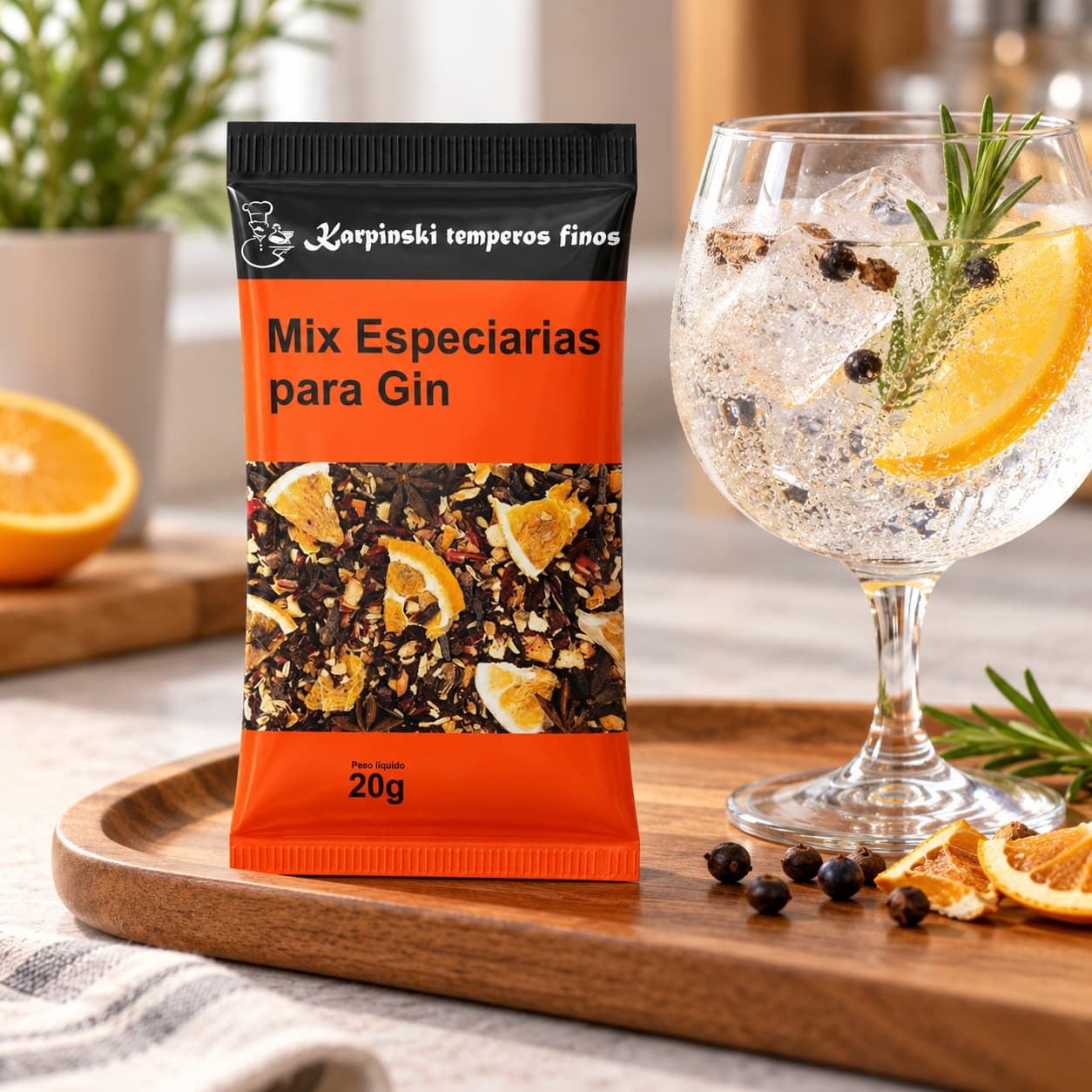 Mix de Especiarias para Gin em Sachê Karpinski 20 g — ao lado de bebida de tônica em bandeja