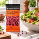 Tempero Pimenta Rosa em Grãos em Sachê Karpinski 15 g — ao lado de salada verde