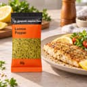 Tempero Lemon Pepper em Sachê Karpinski 50 g — ao lado de peixe grelhado