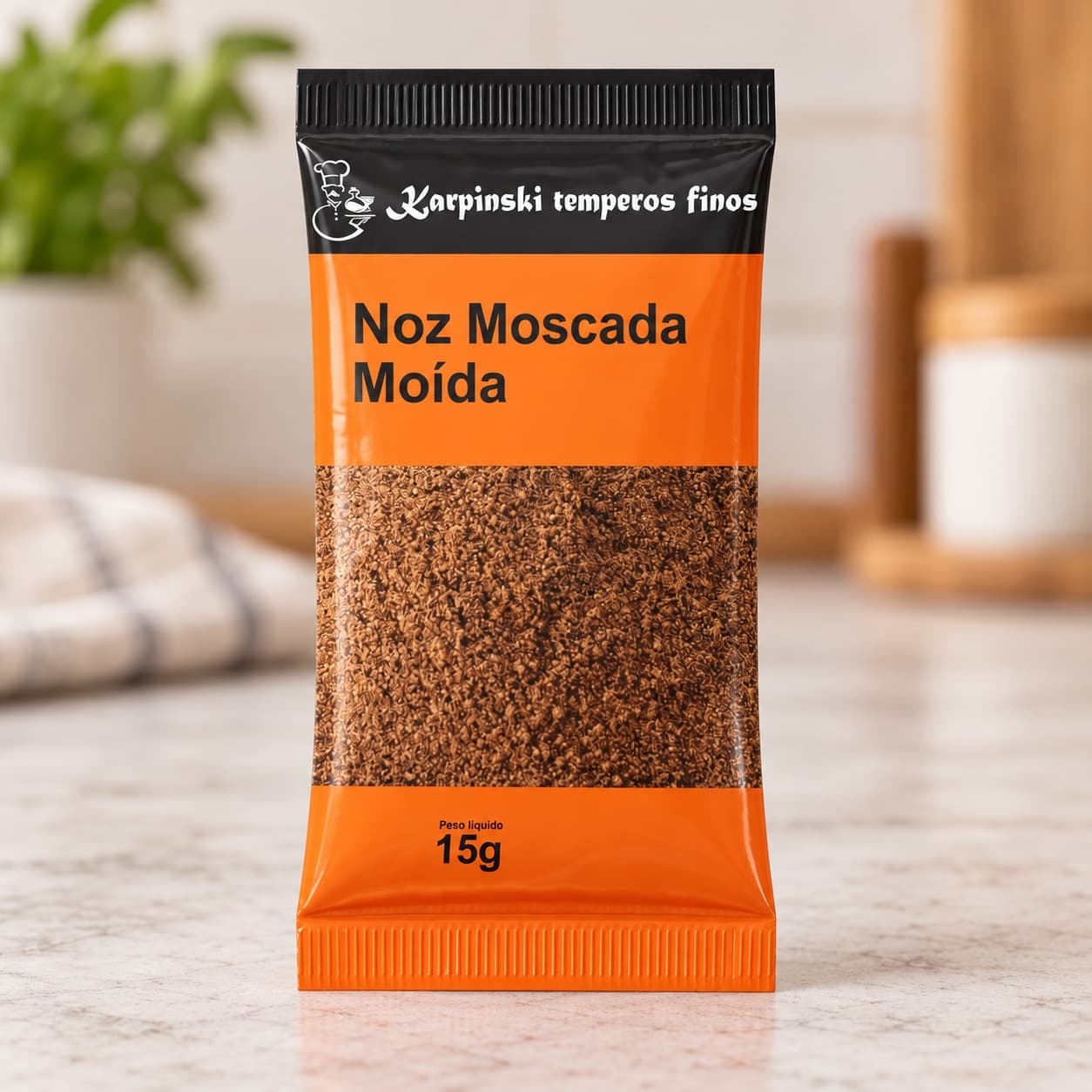 Tempero Noz-Moscada Moída em Sachê Karpinski 15 g — detalhe da embalagem e do rótulo