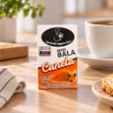 Mini Bala de Canela Display com 12 Karpinski — caixinha de 30 g, ao lado de mesa de café da tarde