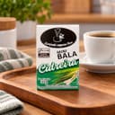 Mini Bala de Cidreira Display com 12 Karpinski — caixinha de 30 g, no preparo com café servido em bandeja