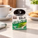 Mini Bala de Cidreira Display com 12 Karpinski — caixinha de 30 g, ao lado de mesa de café da tarde