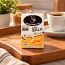 Mini Bala de Gengibre Display com 12 Karpinski — caixinha de 30 g, no preparo com café servido em bandeja
