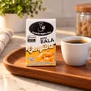Mini Bala de Gengibre Display com 12 Karpinski — caixinha de 30 g, com café servido em bandeja