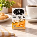 Mini Bala de Gengibre Display com 12 Karpinski — caixinha de 30 g, ao lado de mesa de café da tarde