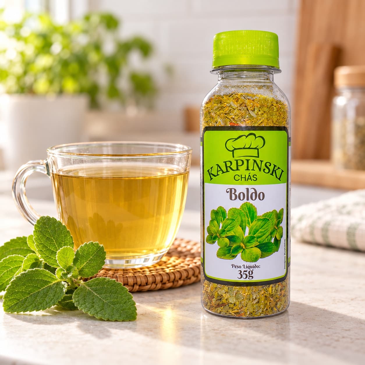 Chá de Boldo Karpinski 35 g — ao lado de chá servido em copo