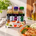 Kit Dia a Dia com 6 Temperos Branco Karpinski — ao lado de refeição com arroz e legumes