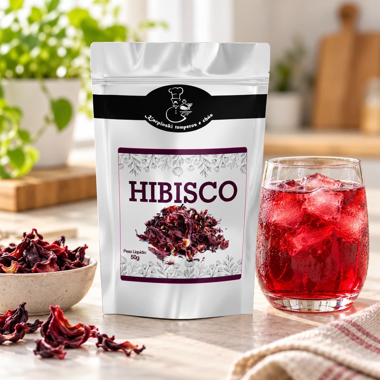 Chá de Hibisco Karpinski 50 g — ao lado de chá servido em copo