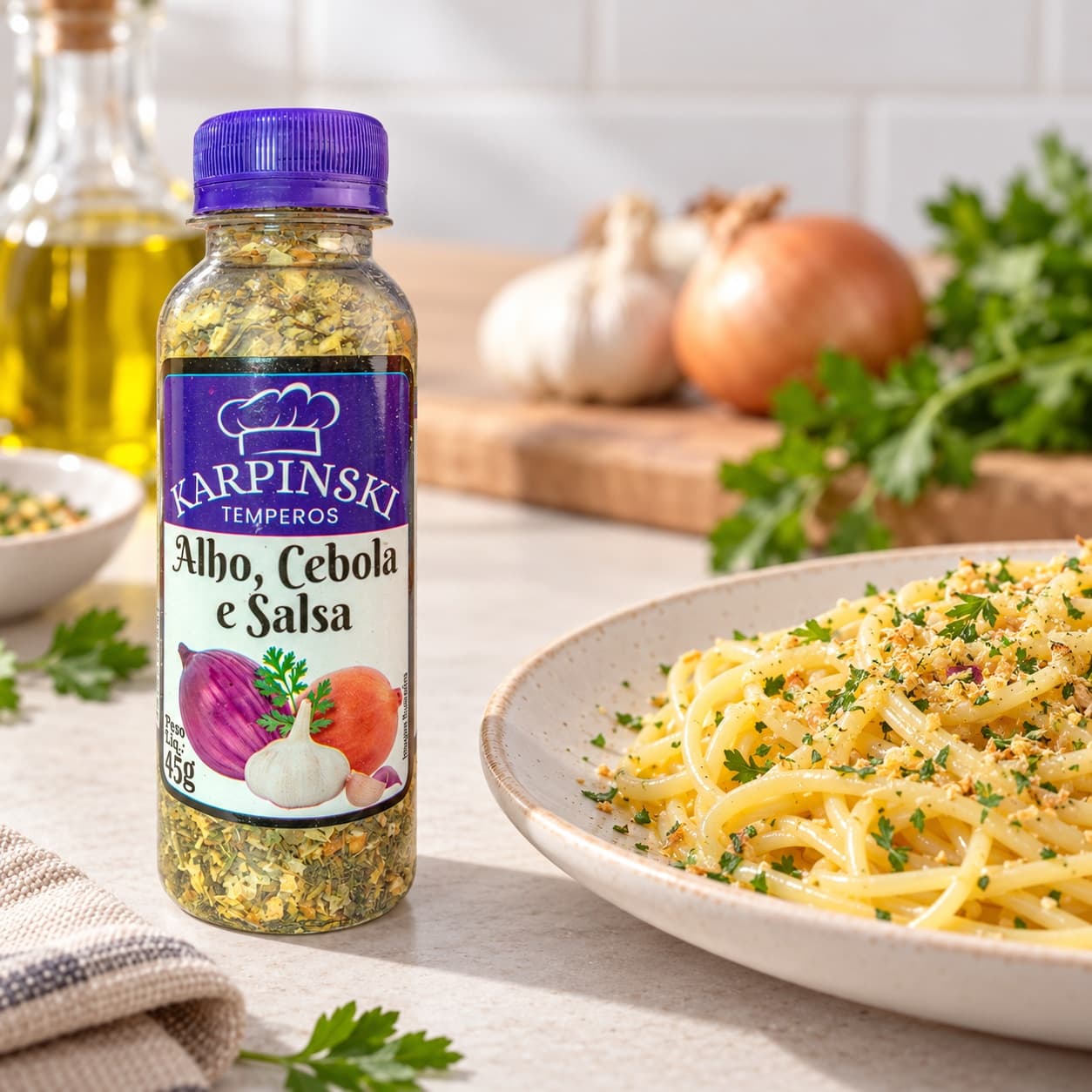 Tempero Alho, Cebola e Salsa Karpinski 45 g — ao lado de massa com azeite