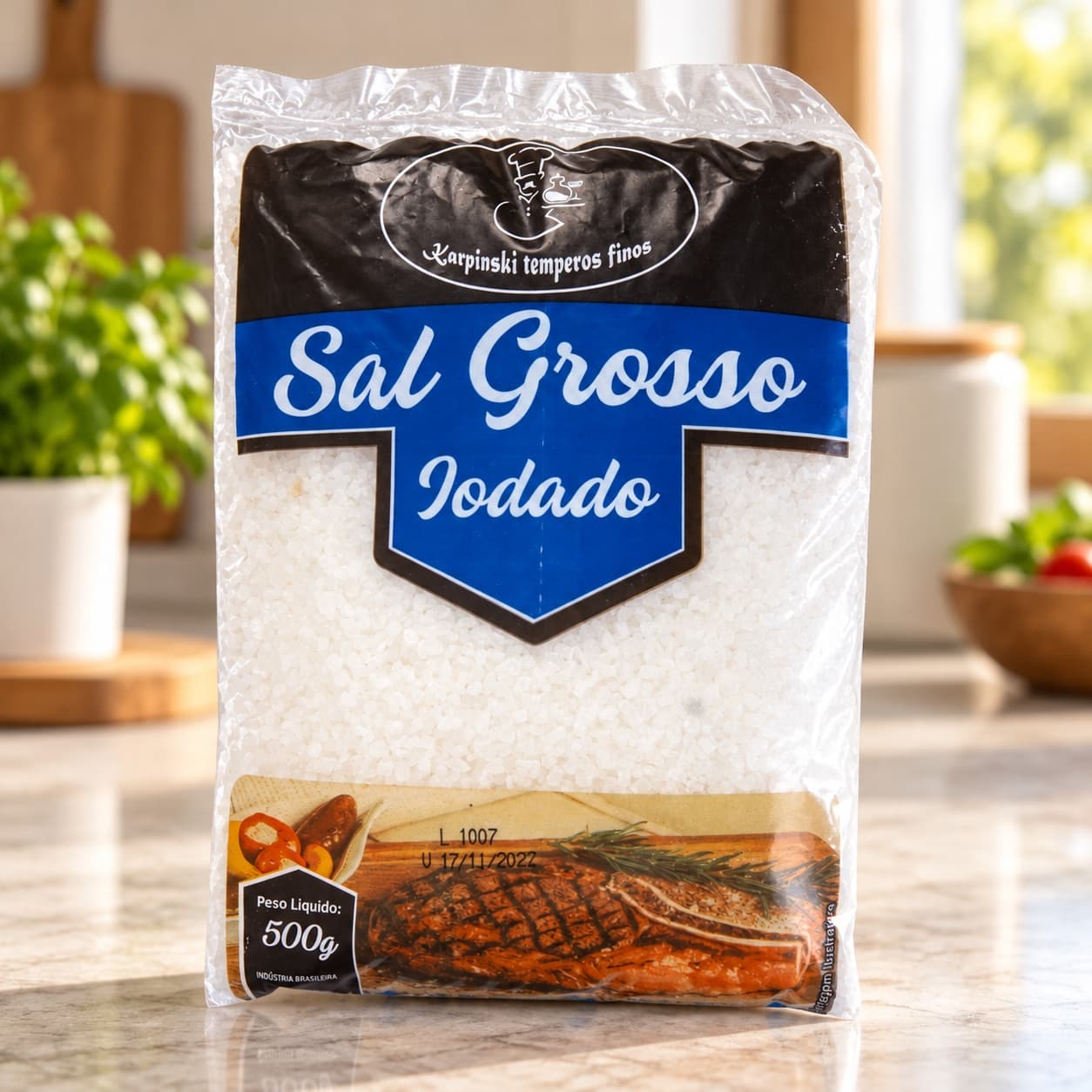 Sal Grosso Iodado em Pacote Karpinski 500 g — na bancada da cozinha