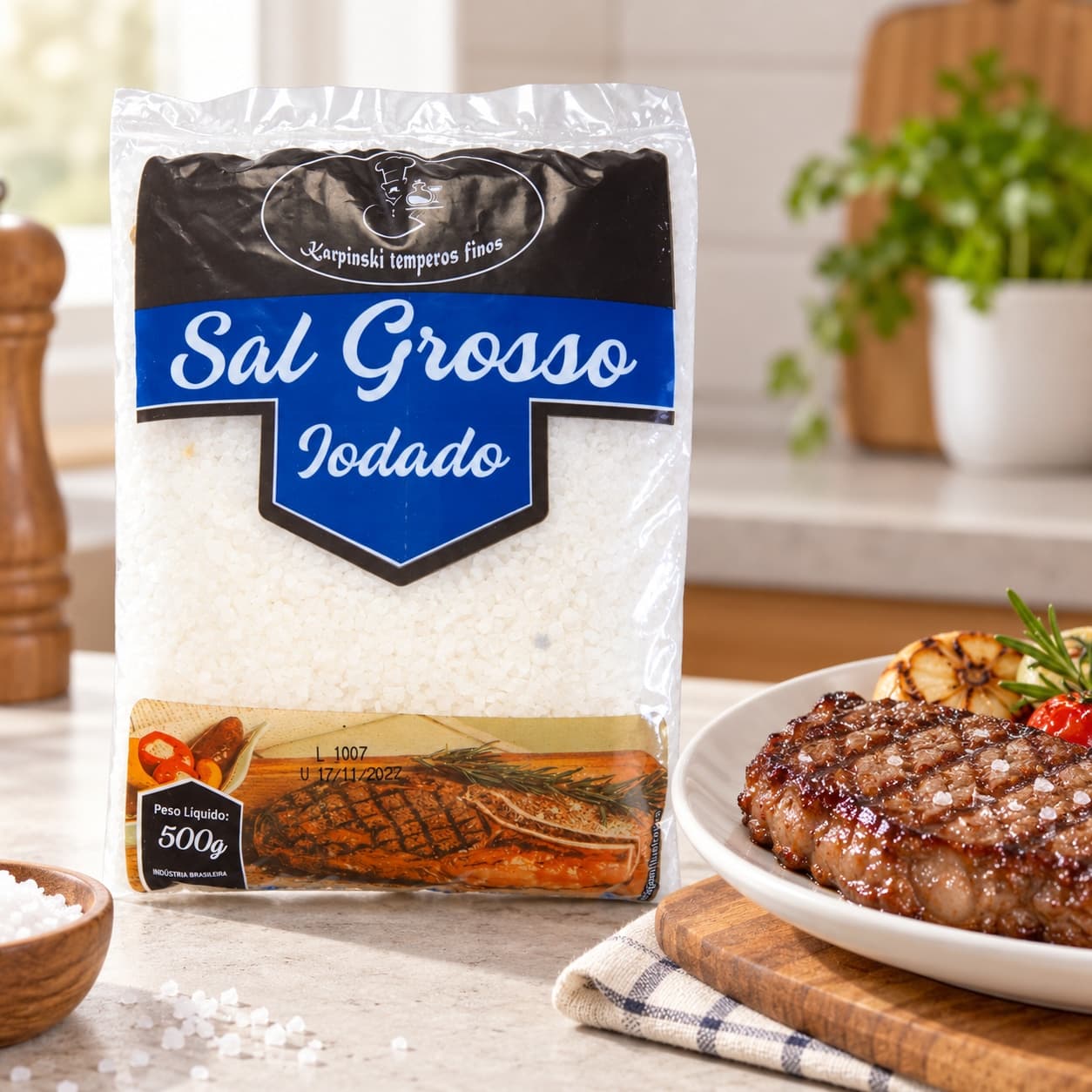 Sal Grosso Iodado em Pacote Karpinski 500 g — ao lado de carne grelhada