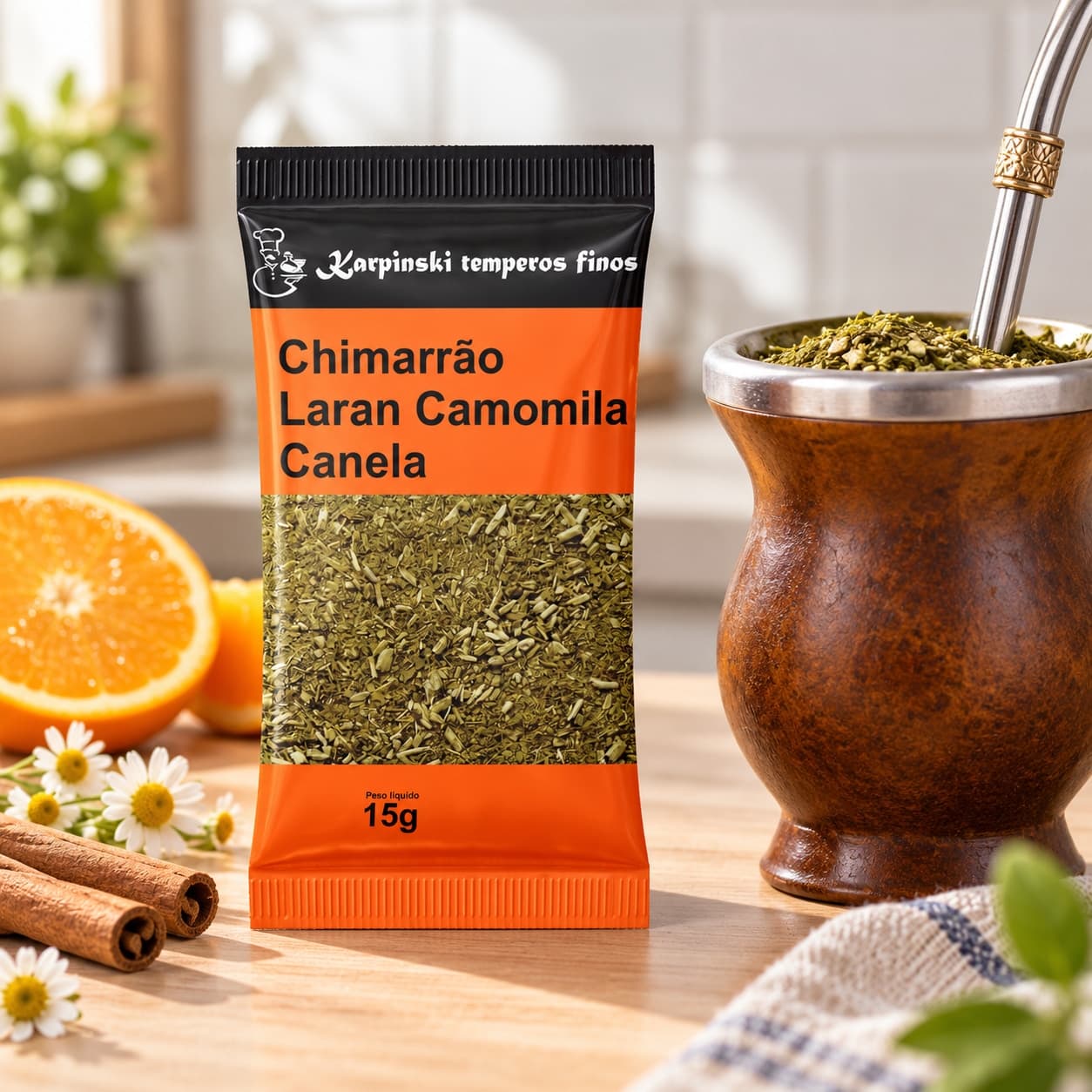 Chá Chimarrão Laranja Camomila e Canela Karpinski 15 g — ao lado de cuia de chimarrão na bancada